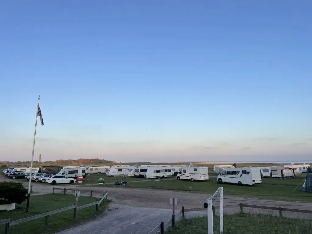 Blick vom Haus zu den Wohnwagen