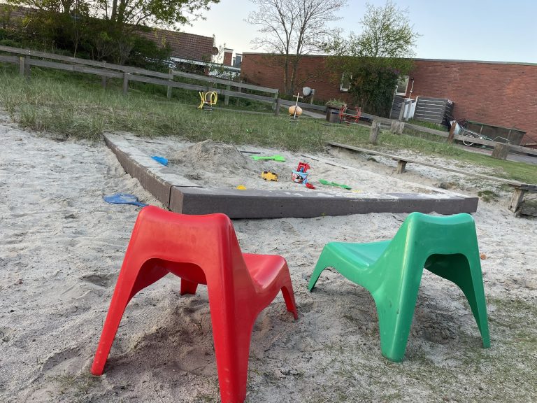 Spielplatz mit Stühlen